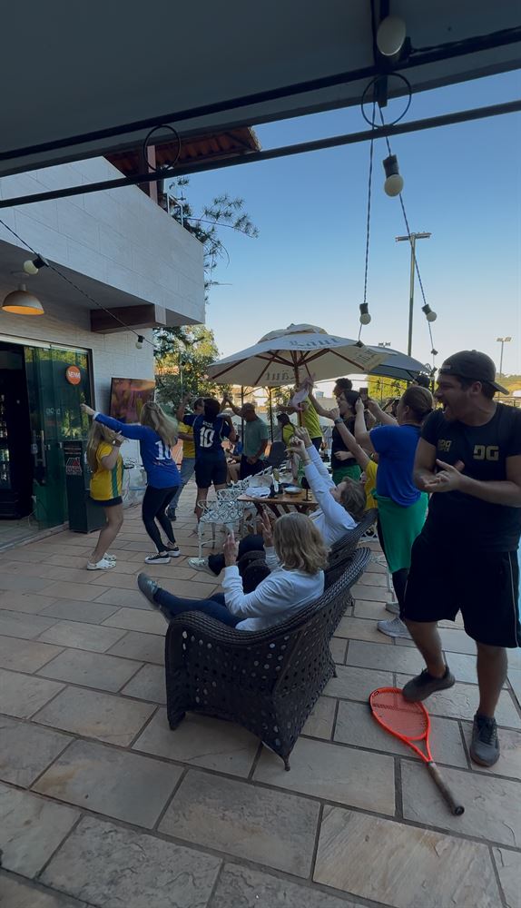 Torcida reunida no bar da DG Tennis Sports